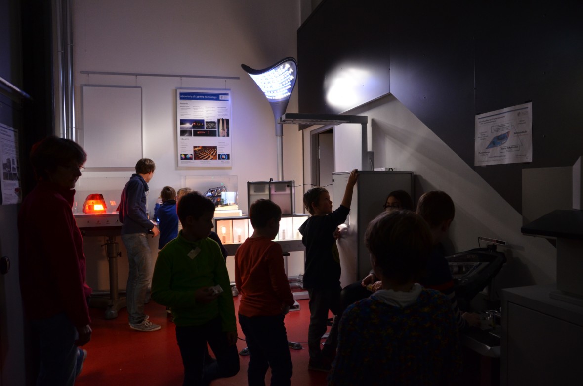 Erkundung verschiedener Lichtquellen in den Laborräumen mit den gebauten Spektrometern.