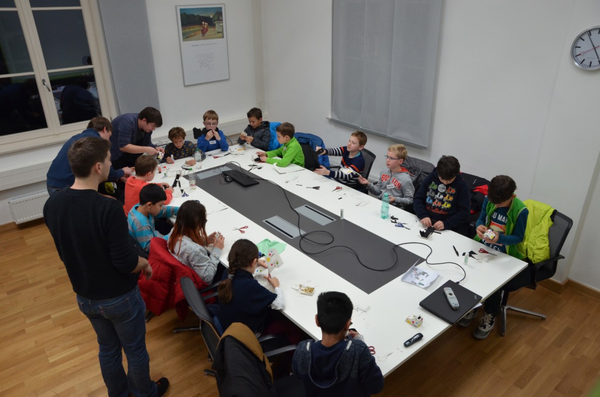 Es wird gebaut: Alle Teilnehmer*inen bauen ihr eigenes Spektrometer.