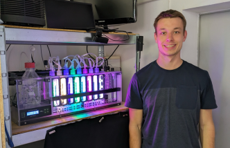 Lennart Fedler neben dem neuen Algenreaktor zur Untersuchung verschiedener Einflussparameter auf Mikroalgen.